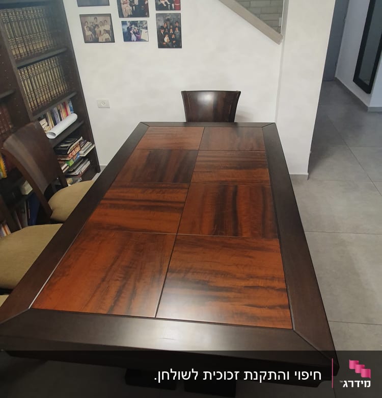 נברשת זכוכית עגולה תלויה מהתקרה